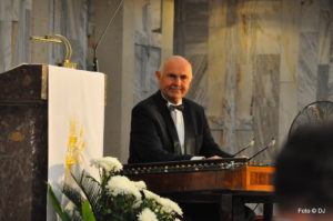 Georgij Agratina gotowy do rozpoczęcia gry na cymbałach koncertowych.