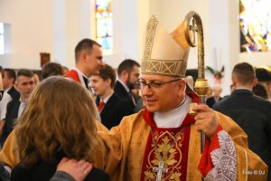 bp Artur Miziński udziela bierzmowania